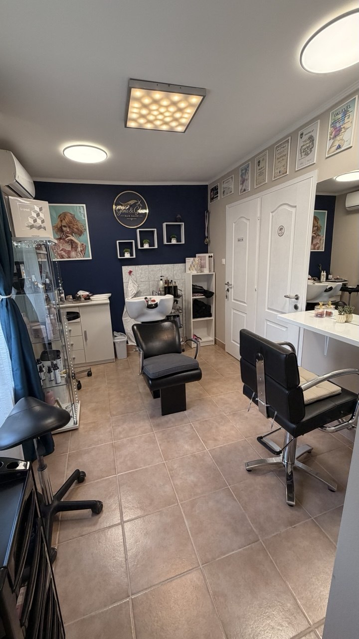 A Gloss & Glow Hair Salon belső tere